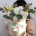 Шляпная коробка "Весна" из хризантем