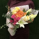 Неклассический букет с лилиями и розами