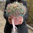 Радужная гипсофила в шляпной коробке