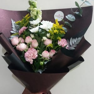 Букет «Хороший знак внимания» из гвоздик и роз