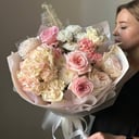 Сборный букет с гортензией и пионовидной из роз и гвоздик