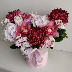 Шляпная коробка с цветами «Хризантемы бигуди, гортензия и орхидея»