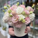 Шляпная коробка с цветами «Покоритель сердец» из эустом