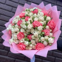 Букет из кустовых роз и одноголовых