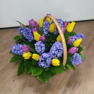 Корзина с цветами "Весенняя" из тюльпанов и экзотических цветов