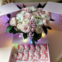 Подарочный набор «Ларец с подсветкой и цветами» из хризантем и гипсофил