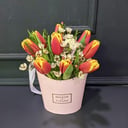 Композиция из тюльпанов и хамелациума