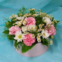 Шляпная коробка с цветами «В деревне у бабушки» из ромашек и хризантем