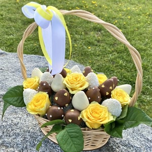 Корзинка с клубникой и цветами