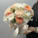 Коробка с цветами «Нежная пломбирная композиция с диантусам» из гвоздик и роз