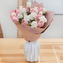 Букет «Прелестница» из тюльпанов и эустом