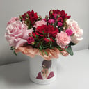 Композиция в шляпной коробке из роз и гвоздик