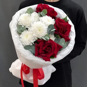 Букет из красных французских роз из хризантем