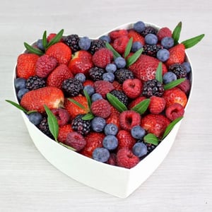Сердечко с клубникой и вкусными ягодами