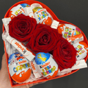 Розы и сладости в коробочке сердце