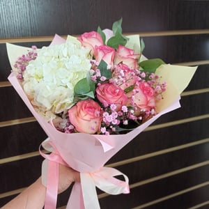 Букет «Клубника со сливками» из роз и гортензий