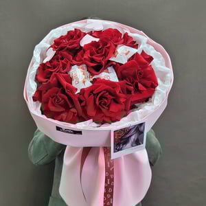 Букет из роз и рафаэло "Вкусное кружево"