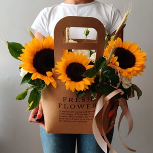 Коробка с цветами «Сумочка с подсолнухами и эустомой»