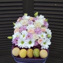 Подарочный набор «Цветочная композиция и макарон» из хризантем и роз