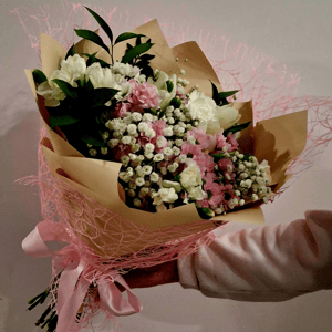 Нежный букет микс из гвоздик и гипсофил