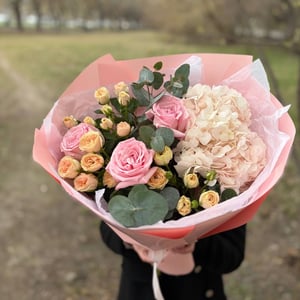 Букет «Нежность в каждом лепестке» из роз и гортензий