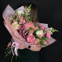 Букет «Клубничный сырок» из роз и альстромерий