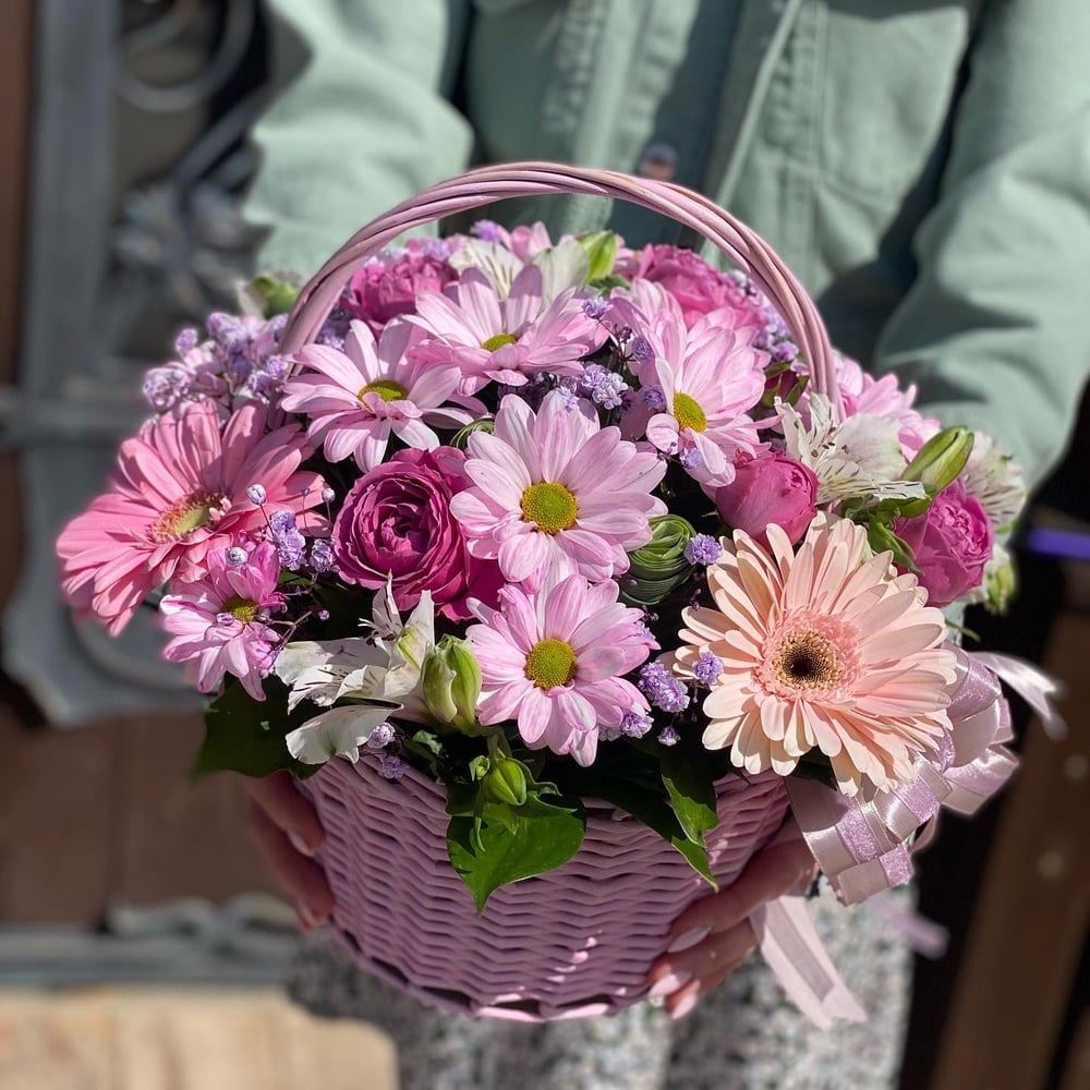 Корзина с цветами «Неженка» из роз и гербер