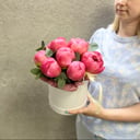 Свежие пионы Коралл в шляпной коробке