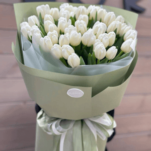 Букет «Белоснежные тюльпаны с оформлением»