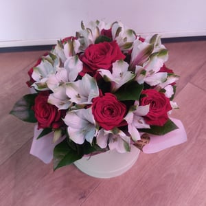 Шляпная коробка с цветами «Композиция "Луиза"» из альстромерий