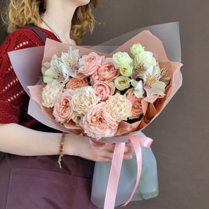 Букет из диантусов и кустовых роз " Тепл