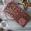 Шоколад ручной работы с цветком и криспи