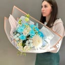 Букет «Голубое небо» из хризантем и ромашек