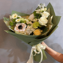 Сборный букет из хризантем и роз