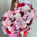 Самый яркий ее букет из роз и гвоздик