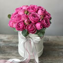 Кустовая роза в шляпной коробочке