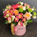 Шляпная коробка с цветами «Сочное лето» из роз и альстромерий