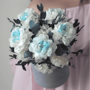 Композиция с голубыми пионовидными розами