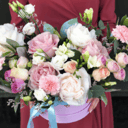 Шляпная коробка с цветами «Париж» из роз и эустом