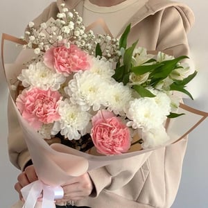 Нежный букет диантусы хризантема гипсофи