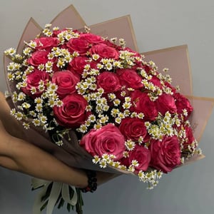 Букет из роз и ромашки