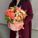 Шляпная коробка с цветами «Мелодия лета» из роз и хризантем