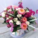 Шляпная коробка с цветами «Райские цветы» из роз и альстромерий