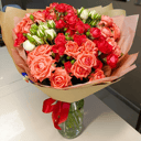 Букет кустовых роз в крафте