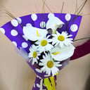 Букет "Веселье" из ромашек и калл