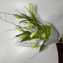 Раскидистый букет с лилиями без запаха