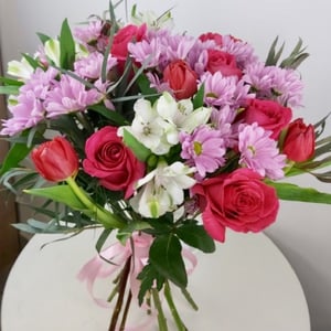 Букет «Кокетливый взгляд» из роз и хризантем