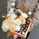 Подарочный набор «Коробочка 25х25 с шоколадными буквами» из роз и гвоздик