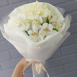 Букет "Леди" из роз и альстромерий