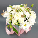 Коробка с цветами «Букет Белый ангел» из гвоздик и роз